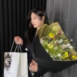 Kim Min-ju Instagram - 클라랑스 럭셔리 스킨케어, 프레셔스 론칭을 축하드려요☺️💞💐 #광고 #Clarins #ClarinsPrecious #YouthIsPrecious #MyFirstPrecious #클라랑스 #클라랑스프레셔스