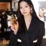 Kim Min-ju Instagram - 클라랑스 럭셔리 스킨케어, 프레셔스 론칭을 축하드려요☺️💞💐 #광고 #Clarins #ClarinsPrecious #YouthIsPrecious #MyFirstPrecious #클라랑스 #클라랑스프레셔스