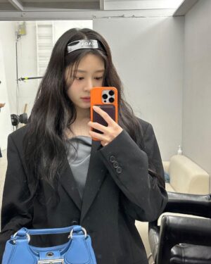 Kim Min-ju Instagram - 엉터리 셀카와 감사한 팬분들💞

(너무 늦었지만 생일 축하해 주신 모든 분들 진심으로 감사드려요🥹덕분에 행복한 생일과 연초 보냈어요❤️늘 감사하고 사랑합니다! 즐거운 행복한 주말 보내세요 여러분)
