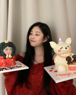 Kim Min-ju Instagram - 엉터리 셀카와 감사한 팬분들💞

(너무 늦었지만 생일 축하해 주신 모든 분들 진심으로 감사드려요🥹덕분에 행복한 생일과 연초 보냈어요❤️늘 감사하고 사랑합니다! 즐거운 행복한 주말 보내세요 여러분)