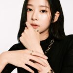 Kim Min-ju Instagram - #광고 @prada #PradaFineJewelry 프라다는 100% 인증 재활용 금을 사용한 글로벌 명품 브랜드 최초의 진정한 지속 가능한 파인 주얼리 컬렉션인 이터널 골드(ETERNAL GOLD)를 선보인다. 프라다 파인 주얼리는 유서 깊은 장인 정신, 귀중품으로의 값어치를 더해 줄 수 있는 지속 가능한 프로젝트의 정신을 이어받은 21세기형 럭셔리 브랜드의 주얼리 컬렉션을 소개합니다. 프라다 파인 주얼리에 사용되는 금은 100% 재활용 골드 인증을 획득하여 Responsible Jewelry Council에서 설정한 'Chain of Custody' 표준을 충족합니다.