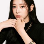 Kim Min-ju Instagram - #광고 @prada #PradaFineJewelry 프라다는 100% 인증 재활용 금을 사용한 글로벌 명품 브랜드 최초의 진정한 지속 가능한 파인 주얼리 컬렉션인 이터널 골드(ETERNAL GOLD)를 선보인다. 프라다 파인 주얼리는 유서 깊은 장인 정신, 귀중품으로의 값어치를 더해 줄 수 있는 지속 가능한 프로젝트의 정신을 이어받은 21세기형 럭셔리 브랜드의 주얼리 컬렉션을 소개합니다. 프라다 파인 주얼리에 사용되는 금은 100% 재활용 골드 인증을 획득하여 Responsible Jewelry Council에서 설정한 'Chain of Custody' 표준을 충족합니다.