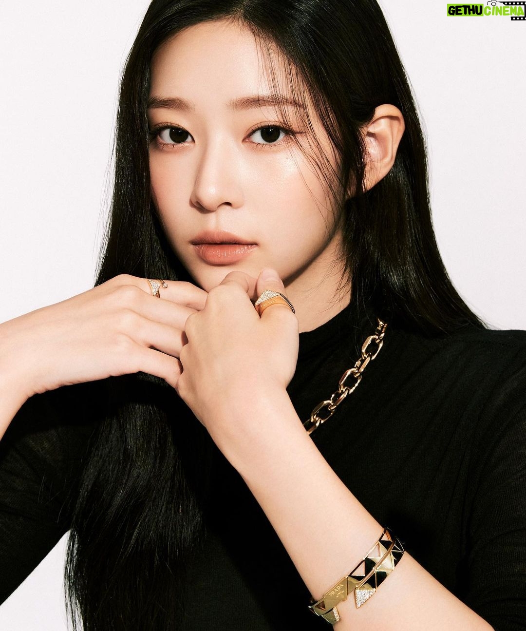 Kim Min-ju Instagram - #광고 @prada #PradaFineJewelry 프라다는 100% 인증 재활용 금을 사용한 글로벌 명품 브랜드 최초의 진정한 지속 가능한 파인 주얼리 컬렉션인 이터널 골드(ETERNAL GOLD)를 선보인다. 프라다 파인 주얼리는 유서 깊은 장인 정신, 귀중품으로의 값어치를 더해 줄 수 있는 지속 가능한 프로젝트의 정신을 이어받은 21세기형 럭셔리 브랜드의 주얼리 컬렉션을 소개합니다. 프라다 파인 주얼리에 사용되는 금은 100% 재활용 골드 인증을 획득하여 Responsible Jewelry Council에서 설정한 'Chain of Custody' 표준을 충족합니다.