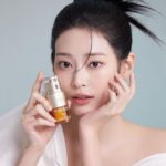 Kim Min-ju Instagram - @clarinskorea @cosmopolitankorea🌻 #clarins #클라랑스 #더블세럼아이 #클라랑스더블세럼아이
