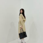 Kim Min-ju Instagram - #광고 @prada #PradaReEdition1995 #PradaReEdition 1990년대에 출시된 백을 2022년도에 새롭게 해석해서 완성된 미니멀리즘과 모던 럭셔리를 담고 있는, 리에디션1995백🤍