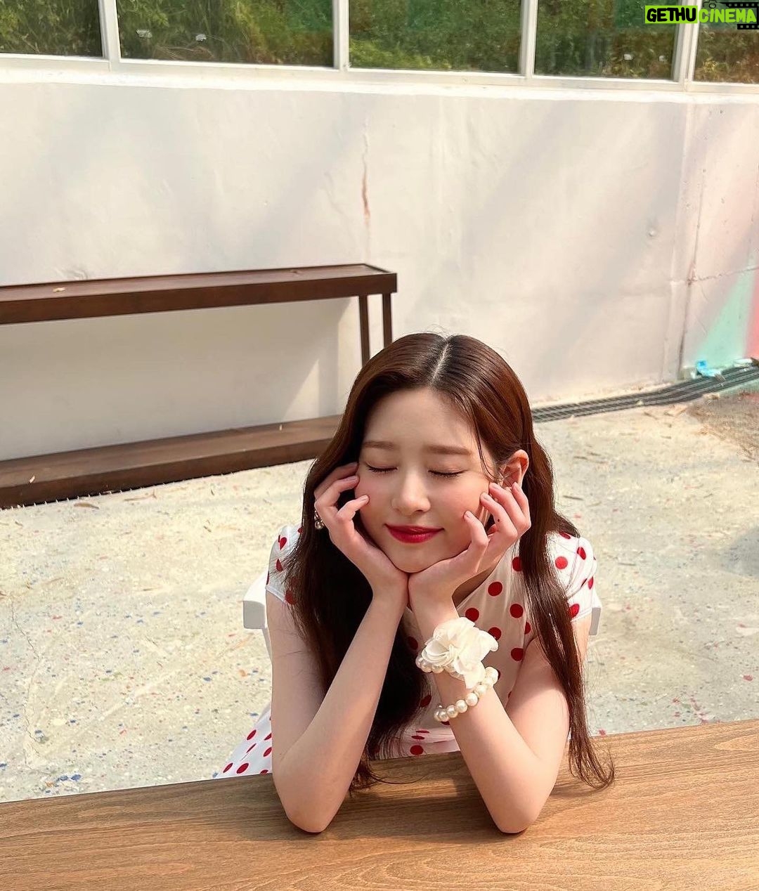 Kim Min-ju Instagram - The day when summer started🌻