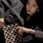Kim Min-ju Instagram - #광고 @prada #Prada #PradaSymbole 프라다 트라이앵글 로고로 가득한 프라다 심볼백! 현대적인 매력을 프라다와 함께 느껴보세요🖤🤎🖤🤎