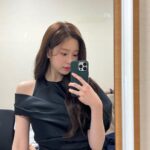 Kim Min-ju Instagram - 겟뷰 촬영 중에😊 내일도 함께해요 :)
