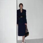 Kim Min-ju Instagram - #알렉산더맥퀸 #McQueenAW22 #McQueenSprint #McQueenJewelledSatchel #광고 3월 16일 아침 7시에 뉴욕 현지에서 진행되는 알렉산더 맥퀸의 2022 가을/겨울 여성 컬렉션 패션쇼를 라이브 스트리밍으로 만나보세요🤍