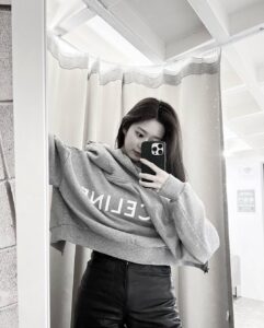 Kim Min-ju Instagram - #celine #CELINECUIRTRIOMPHE #광고