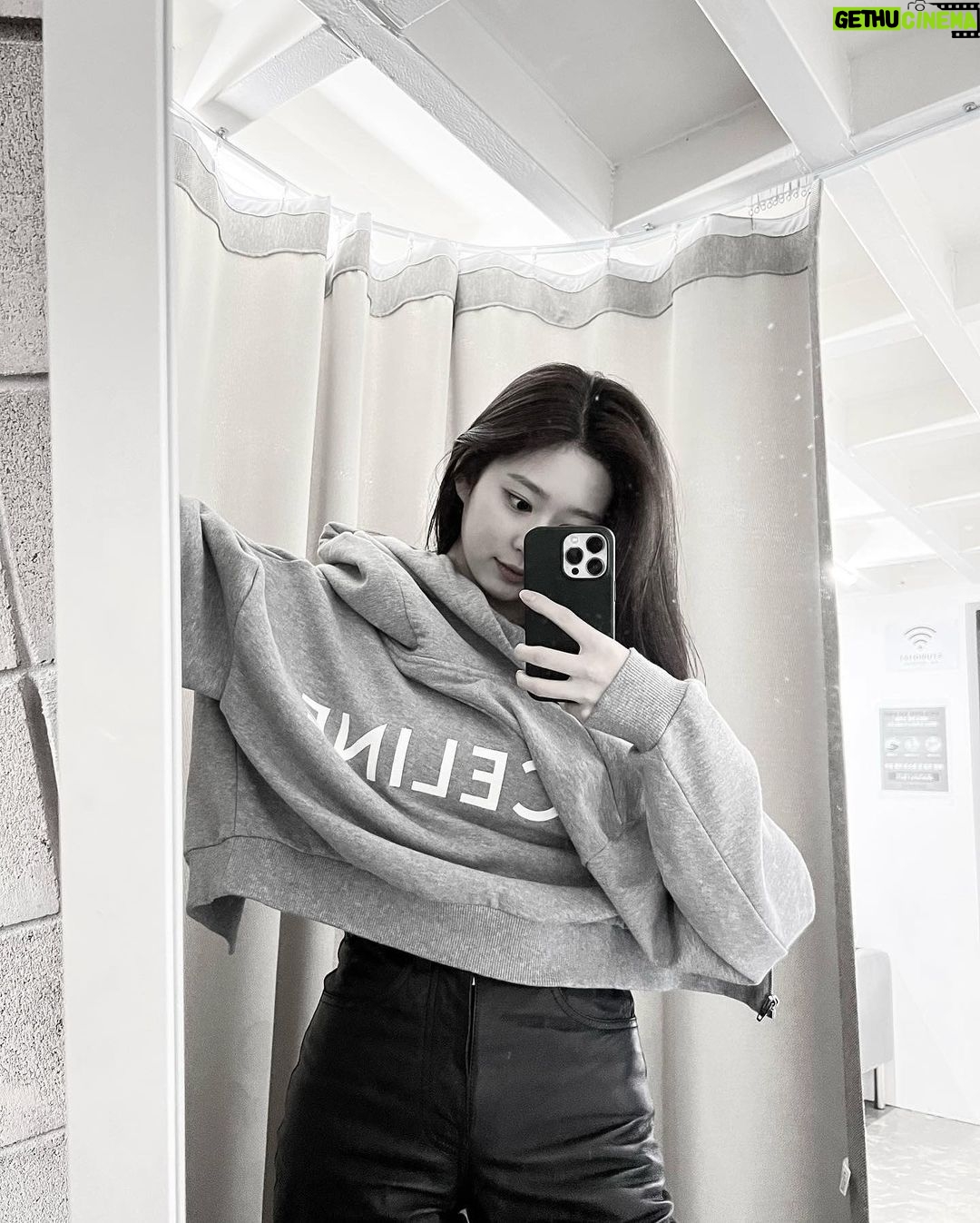 Kim Min-ju Instagram - #celine #CELINECUIRTRIOMPHE #광고