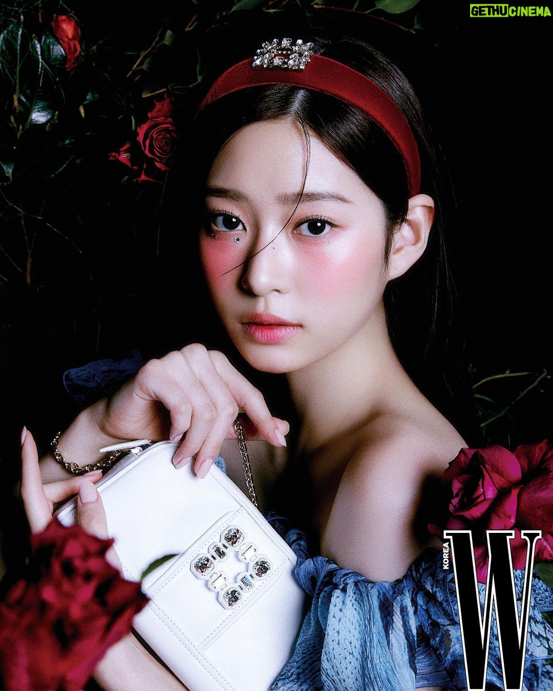 Kim Min-ju Instagram - @wkorea @rogervivier 💐At Roger Garden🌹✨