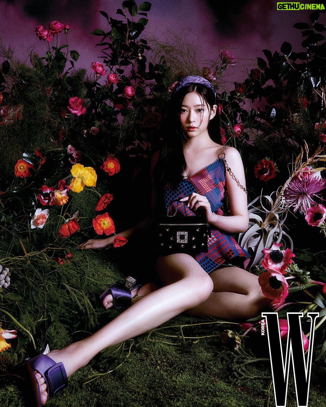 Kim Min-ju Instagram - @wkorea @rogervivier 💐At Roger Garden🌹✨