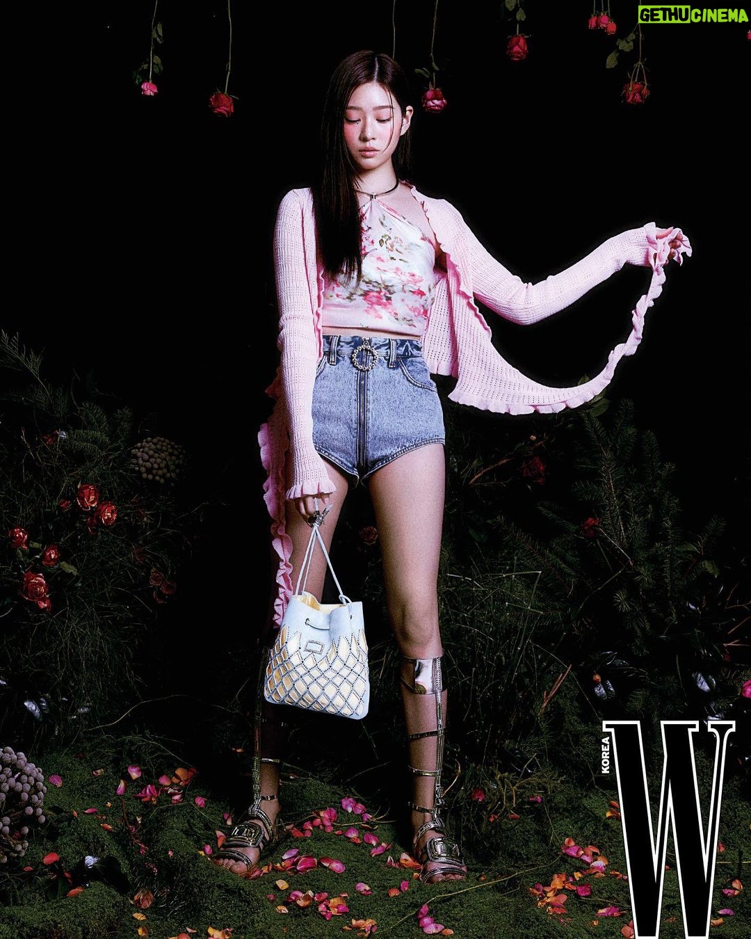 Kim Min-ju Instagram - @wkorea @rogervivier 💐At Roger Garden🌹✨