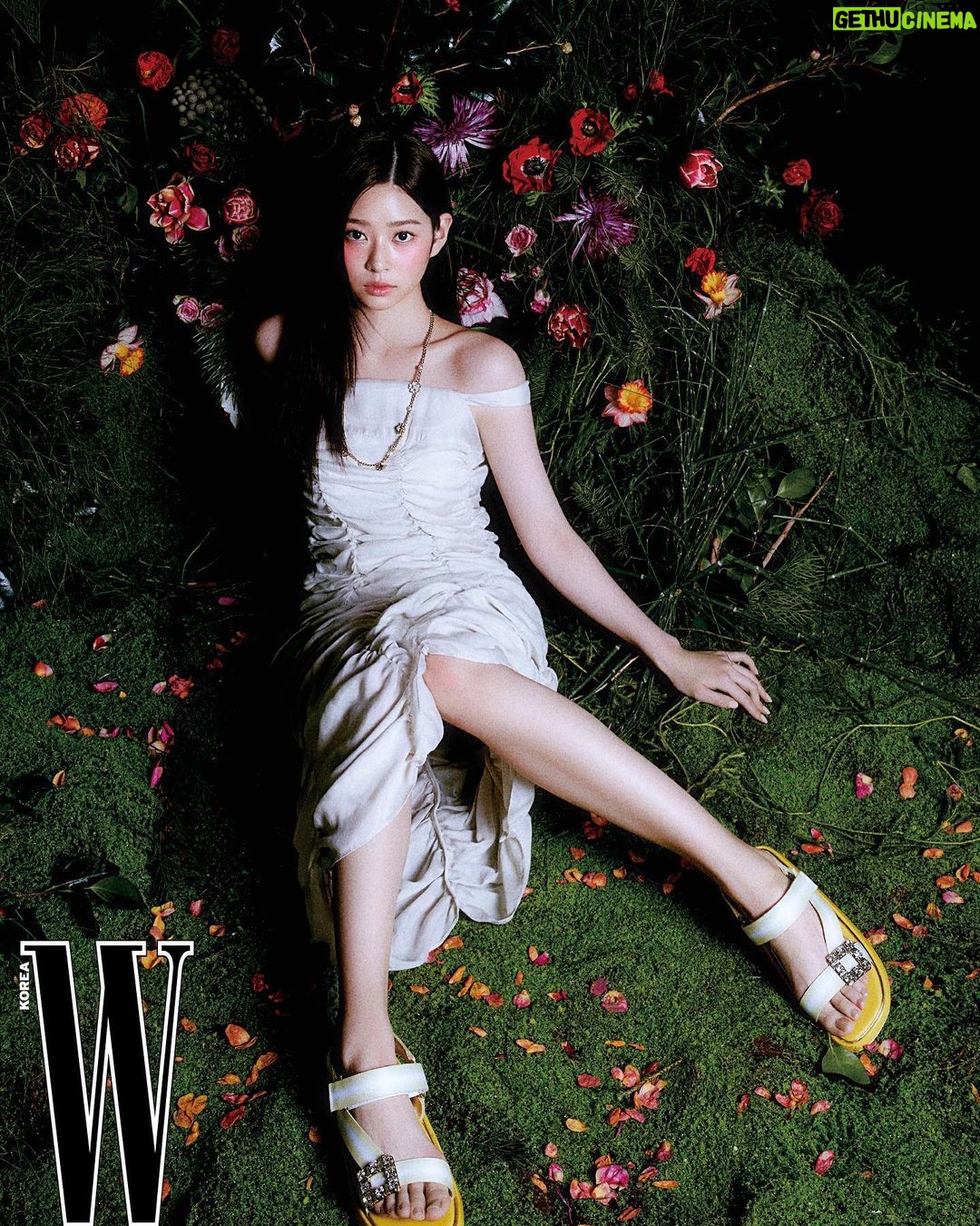 Kim Min-ju Instagram - @wkorea @rogervivier 💐At Roger Garden🌹✨