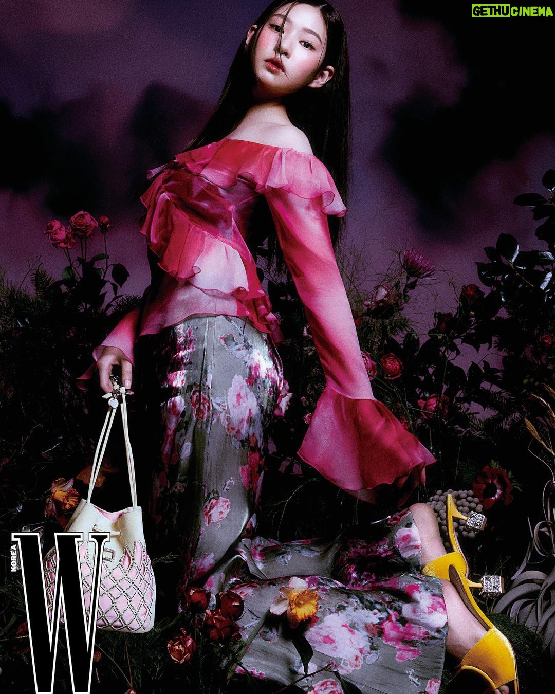 Kim Min-ju Instagram - @wkorea @rogervivier 💐At Roger Garden🌹✨