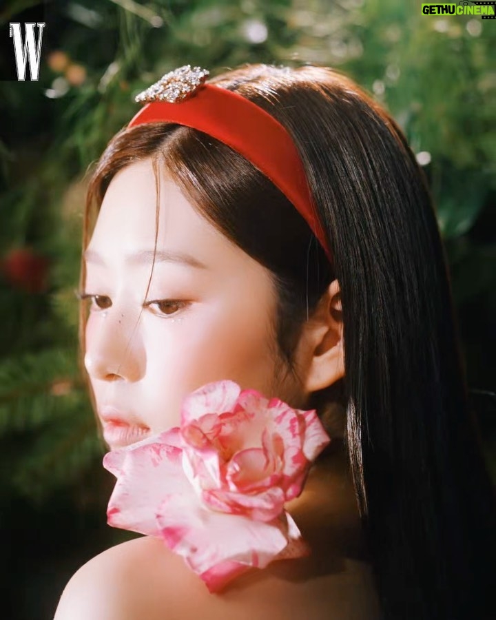 Kim Min-ju Instagram - @wkorea @rogervivier 💐At Roger Garden🌹✨