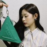 Kim Min-ju Instagram - @Prada #PradaTriangle #광고 프라다의 삼각형 로고를 연상 시키는 프라다 트라이앵글백🤍