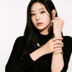 Kim Min-ju Instagram - #광고 @prada #PradaFineJewelry 프라다는 100% 인증 재활용 금을 사용한 글로벌 명품 브랜드 최초의 진정한 지속 가능한 파인 주얼리 컬렉션인 이터널 골드(ETERNAL GOLD)를 선보인다. 프라다 파인 주얼리는 유서 깊은 장인 정신, 귀중품으로의 값어치를 더해 줄 수 있는 지속 가능한 프로젝트의 정신을 이어받은 21세기형 럭셔리 브랜드의 주얼리 컬렉션을 소개합니다. 프라다 파인 주얼리에 사용되는 금은 100% 재활용 골드 인증을 획득하여 Responsible Jewelry Council에서 설정한 'Chain of Custody' 표준을 충족합니다.