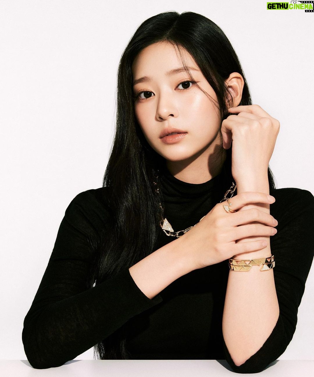 Kim Min-ju Instagram - #광고 @prada #PradaFineJewelry 프라다는 100% 인증 재활용 금을 사용한 글로벌 명품 브랜드 최초의 진정한 지속 가능한 파인 주얼리 컬렉션인 이터널 골드(ETERNAL GOLD)를 선보인다. 프라다 파인 주얼리는 유서 깊은 장인 정신, 귀중품으로의 값어치를 더해 줄 수 있는 지속 가능한 프로젝트의 정신을 이어받은 21세기형 럭셔리 브랜드의 주얼리 컬렉션을 소개합니다. 프라다 파인 주얼리에 사용되는 금은 100% 재활용 골드 인증을 획득하여 Responsible Jewelry Council에서 설정한 'Chain of Custody' 표준을 충족합니다.