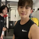Kim Min-seok Instagram - 다시 까만머리. 요즘 근황. 그냥 운동 운동 또 운동. 그리고 닭가슴..살 @_whatsfit