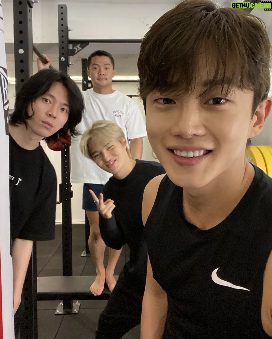 Kim Min-seok Instagram - 다시 까만머리. 요즘 근황. 그냥 운동 운동 또 운동. 그리고 닭가슴..살 @_whatsfit