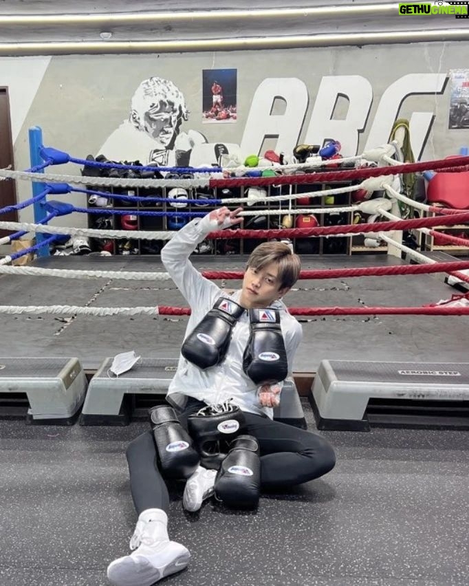 Kim Min-seok Instagram - 작품 준비하면서 배우기 시작한 복싱. 평생 취미를 33년 인생에 드디어 찾았습니다. 하루도 안쉬고 몇달을 매일 운동하고 배워 나가고 있습니다. 저도 이제 스파링 장비를 맞추기 시작했습니다.호호^^ 늘 좋은 가르침을 주시는 관장(완기)님과 코치(퐁권형)님에게 감사합니다. 아직은 미흡하기에 영상은 좀 그러네요;;;키키 @lovewook_ @yg_0309 @about_boxing_gym 어바웃복싱