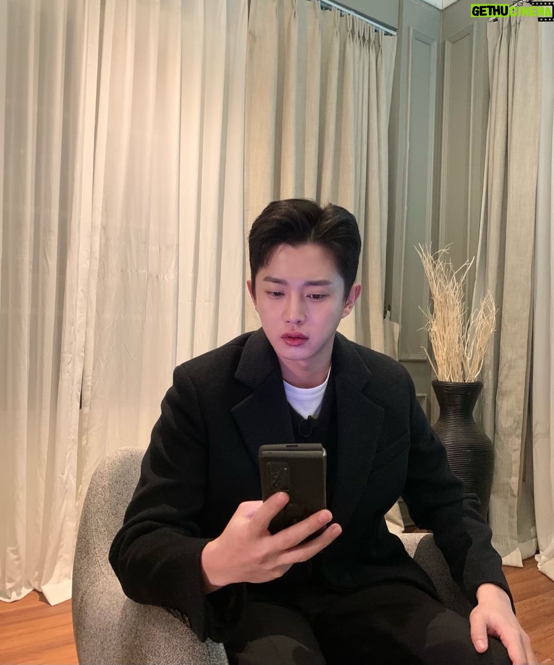 Kim Min-seok Instagram - 간만에 일하러 나왔습니다. 아니 이렇게 춥다구요? 모두들 감기,코로나 조심하시구 이번년 얼마 안남았는데 연말 마무리 잘하시길 바랄게요.#깐민석 #핵추위