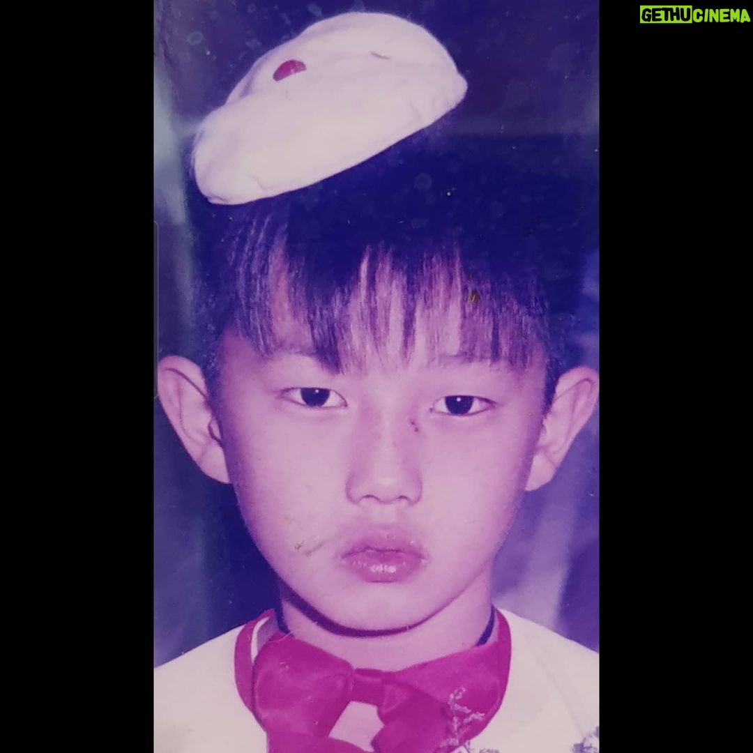 Kim Min-seok - 121.4K Likes - 몇살인지 정확히는 기억못하는데.
무튼 어린시절에 전 이랬어요. 눈빛이 음..#몇살일까요