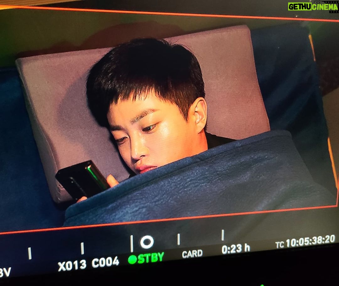 Kim Min-seok Instagram - 요즘 너무 추워요. 감기 안걸리게 저처럼 꽁꽁 싸매요.#피타는연애 아 그리고 궁금해서 그러는데. 가을 어디 있는지 아시는분?