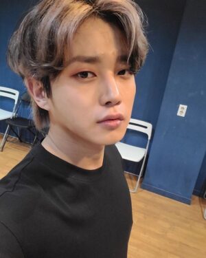 Kim Min-seok Instagram - 태어나 처음으로 브릿지라는 염색을 해보았습니다. 어색하네요.너무 더워요🔥여러분들 건강 잘지키시고 코로나 조심하세요!!! #조이187#브릿지염색