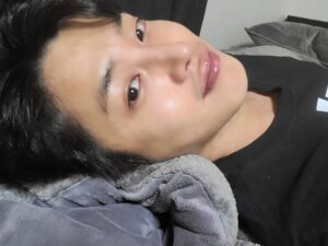 Kim Min-seok Instagram - 다들 무사하시죠? 전 무사합니다.
우리 마스크 잘쓰고 코로나 조심해요. 진짜😔😔