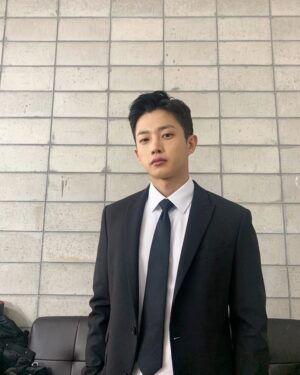 Kim Min-seok Instagram - 몇년만에 정장인지..#코로나조심