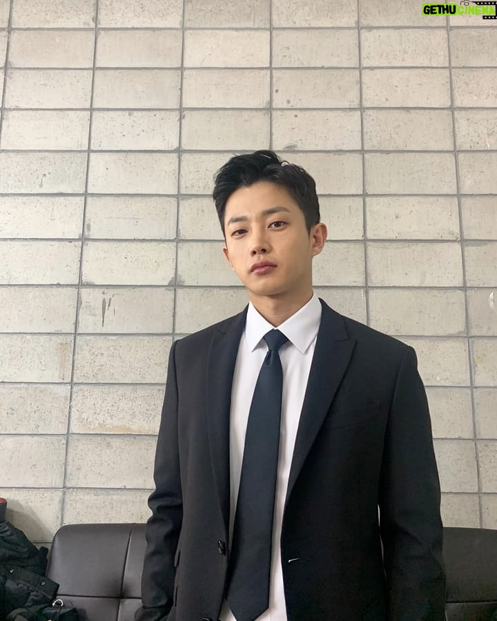 Kim Min-seok - 118.2K Likes - 몇년만에 정장인지..#코로나조심