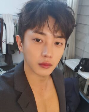 Kim Min-seok Instagram - 전역 후 첫 스케줄 중 #셀카