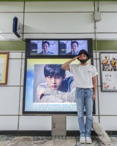 Kim Min-seok Instagram - 충성.군생활 무사히 잘 마치고 돌아왔습니다. 팬여러분들 기다려주셔서 너무 감사하고 선물도 정말 잘 받았습니다.다시 한번 감사합니다.앞으로 더 좋은 모습으로 찾아뵙겠습니다. (마스크는 사진 찍을 때만 잠시 내렸습니다.)#전역 #끝났다