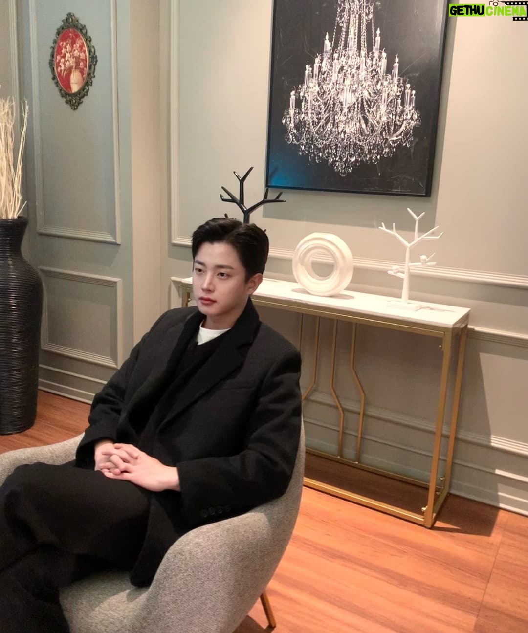 Kim Min-seok Instagram - 간만에 일하러 나왔습니다. 아니 이렇게 춥다구요? 모두들 감기,코로나 조심하시구 이번년 얼마 안남았는데 연말 마무리 잘하시길 바랄게요.#깐민석 #핵추위