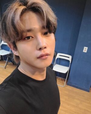 Kim Min-seok Instagram - 태어나 처음으로 브릿지라는 염색을 해보았습니다. 어색하네요.너무 더워요🔥여러분들 건강 잘지키시고 코로나 조심하세요!!! #조이187#브릿지염색