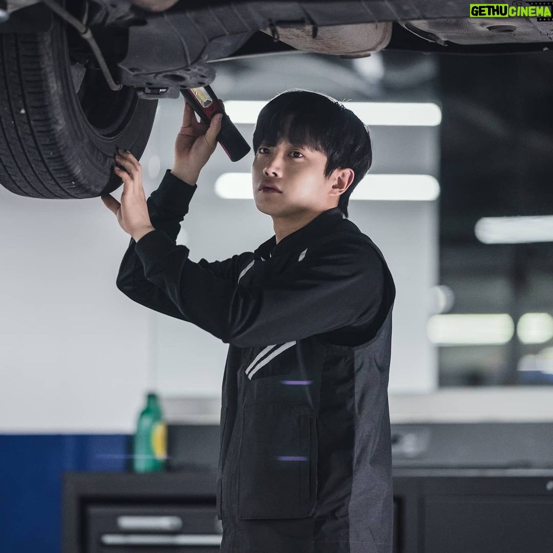 Kim Min-seok Instagram - 카카오TV 오리지널 오늘 밤 8시에 첫공개입니다. 저 요즘 열일해요. #카카오tv #오늘부터엔진온 #순수무공해메카닉로맨스