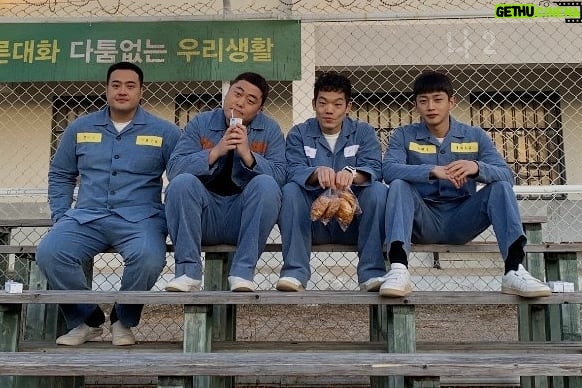 Kim Min-seok Instagram - #티빙오리지널 #샤크더비기닝 오늘입니다. 오늘 오후 4시에 티빙에서 최초 공개됩니다. 지난 추운겨울 정말 모두가 미친듯이 땀흘리며 고생하며 재밌게 찍었던 작품입니다. 이따가 #티빙 에서 만나요.