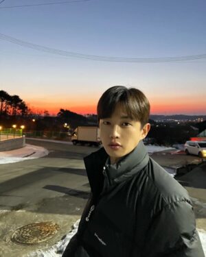 Kim Min-seok Instagram - 2022년 김민석 너 고생 많았고.
우리 스탭들도 너무 너무 고생 많았어요. 다가올 2023년 김민석 너 더 고생해라. 그리고 여러분들도 새해 복 다 가져가셔서 더 행복한 한 해가 되길 바래봅니다!!