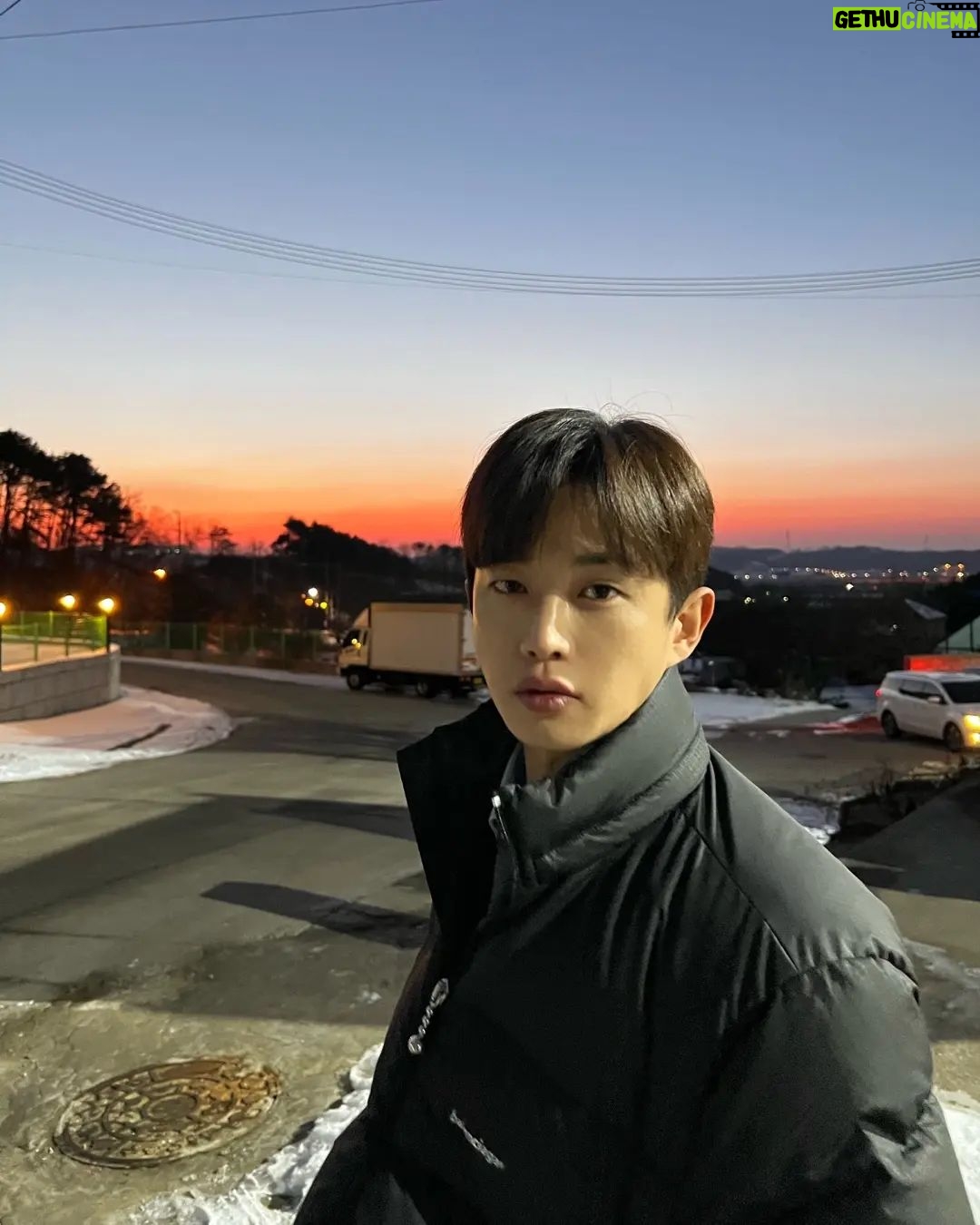 Kim Min-seok - 121.7K Likes - 2022년 김민석 너 고생 많았고.
우리 스탭들도 너무 너무 고생 많았어요. 다가올 2023년 김민석 너 더 고생해라. 그리고 여러분들도 새해 복 다 가져가셔서 더 행복한 한 해가 되길 바래봅니다!!