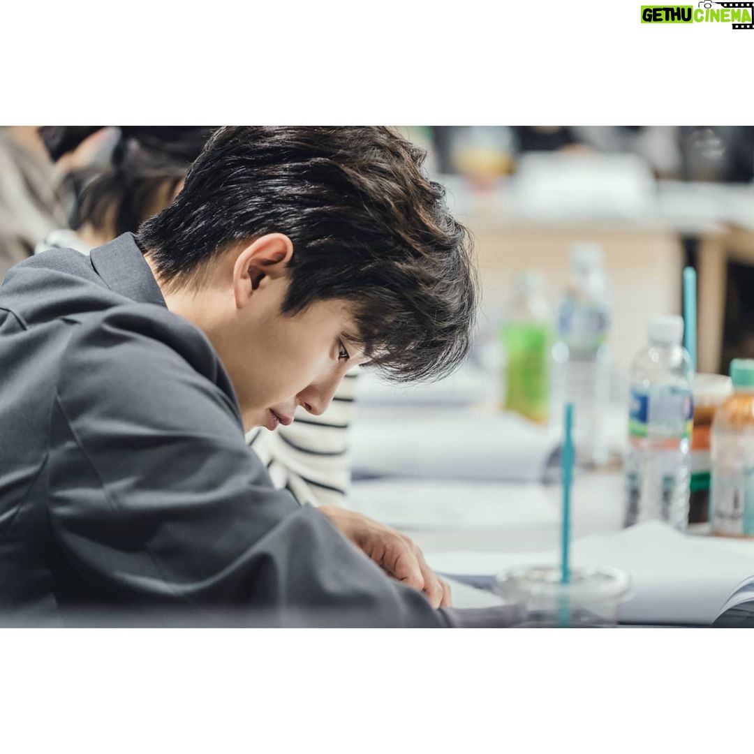 Kim Min-seok - 137.5K Likes - #도시남녀의사랑법 #대본리딩현장
안녕하세요.도시남녀의사랑법의 #최경준 인사드립니다.
