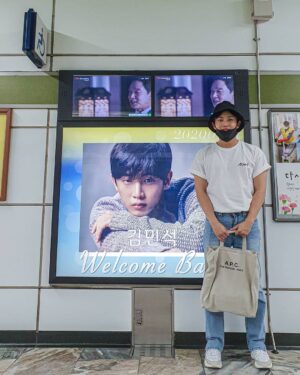 Kim Min-seok Instagram - 충성.군생활 무사히 잘 마치고 돌아왔습니다. 팬여러분들 기다려주셔서 너무 감사하고 선물도 정말 잘 받았습니다.다시 한번 감사합니다.앞으로 더 좋은 모습으로 찾아뵙겠습니다. (마스크는 사진 찍을 때만 잠시 내렸습니다.)#전역 #끝났다