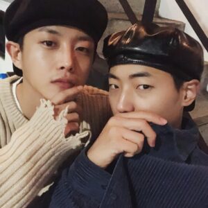 Kim Min-seok Instagram - 그래요. 저 셀고에요.#민호폰 #베레모형제