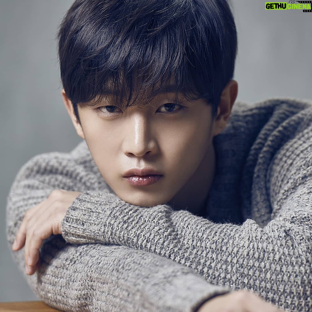 Kim Min-seok - 124.2K Likes - 프로필사진. #레이져빔 쏘기
