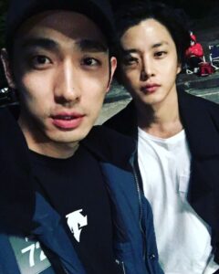 Kim Min-seok Instagram - #광대들 오늘 회차 촬영 끝..;; 용산구 주민 박이형과. 분장 지우고 첫 사진.#진상 #팔풍