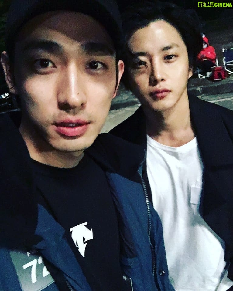 Kim Min-seok - 131.7K Likes - #광대들 오늘 회차 촬영 끝..;;
용산구 주민 박이형과. 분장 지우고 첫 사진.#진상 #팔풍