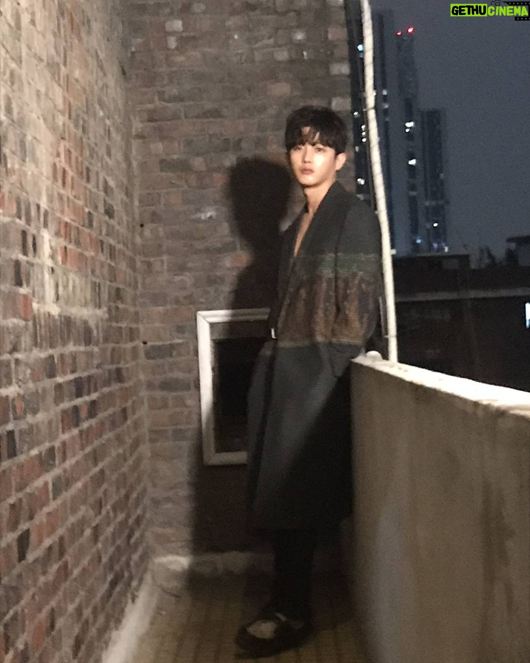 Kim Min-seok - 128.6K Likes - 아 추워. 감기 조심해요 모두들.