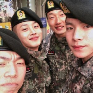 Kim Min-seok Instagram - 추억이 또 좋은 추억으로 남을수 있길
바라며 만난 우리 공병학교 전우들 #첫외출 잘지내고 있어 다행이야. 각자 자대에서 또 그렇게 화이팅.